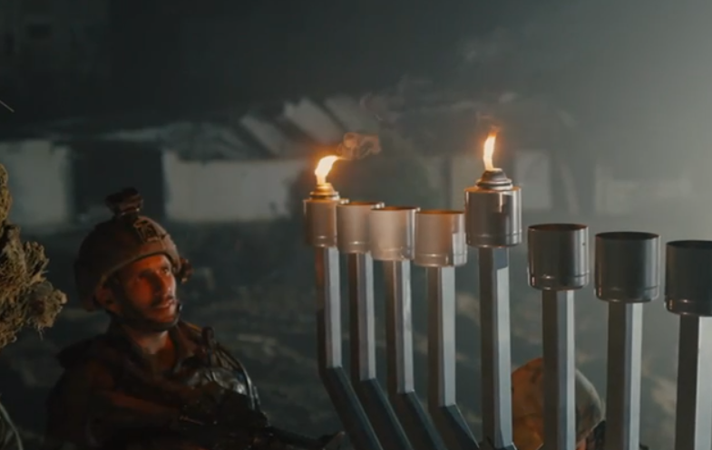 ב'כיכר פלסטין': הלוחמים הדליקו נר חנוכה וגירשו את החושך