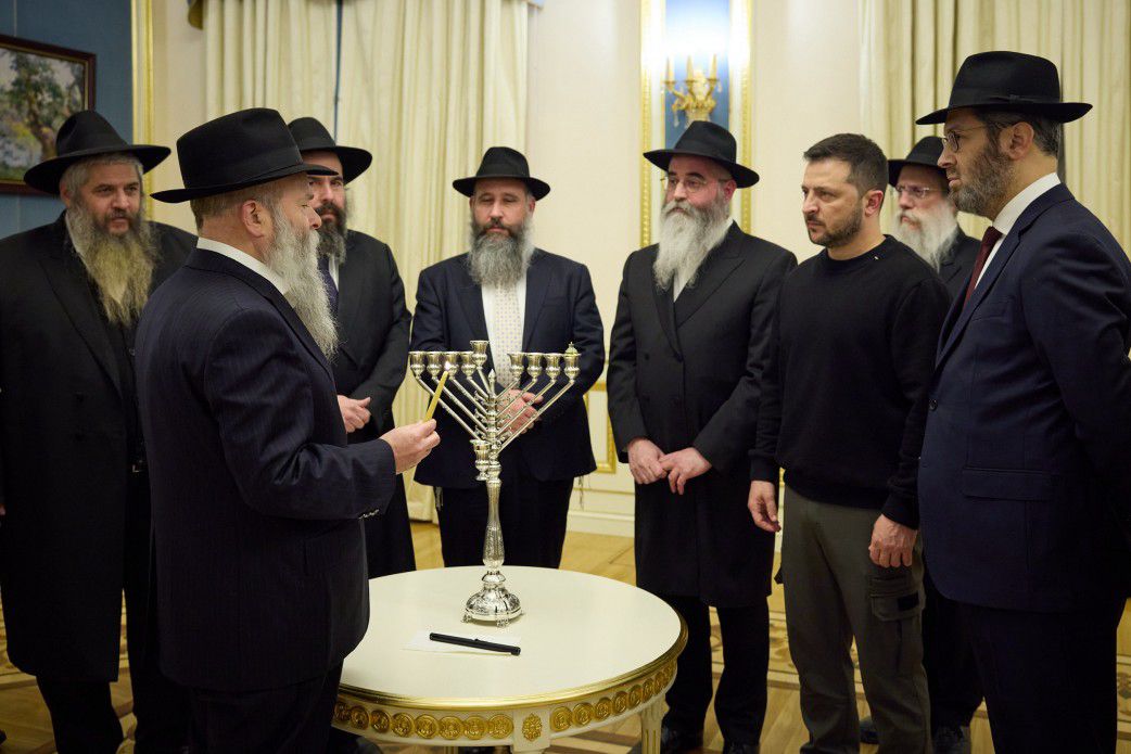 "האור ינצח כאן ובישראל": הדלקת נר ראשון של הנשיא זלנסקי