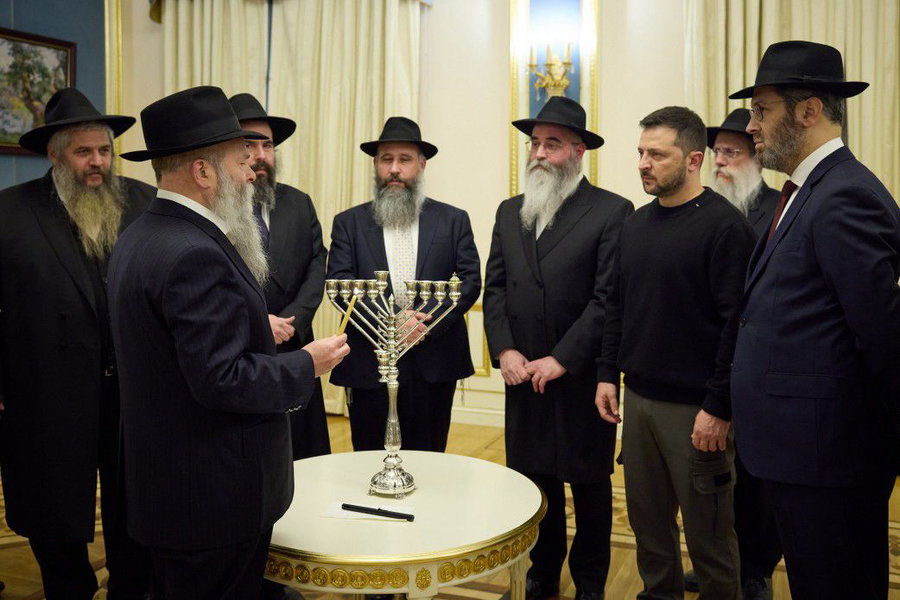 "האור ינצח כאן ובישראל": הדלקת נר ראשון של הנשיא זלנסקי