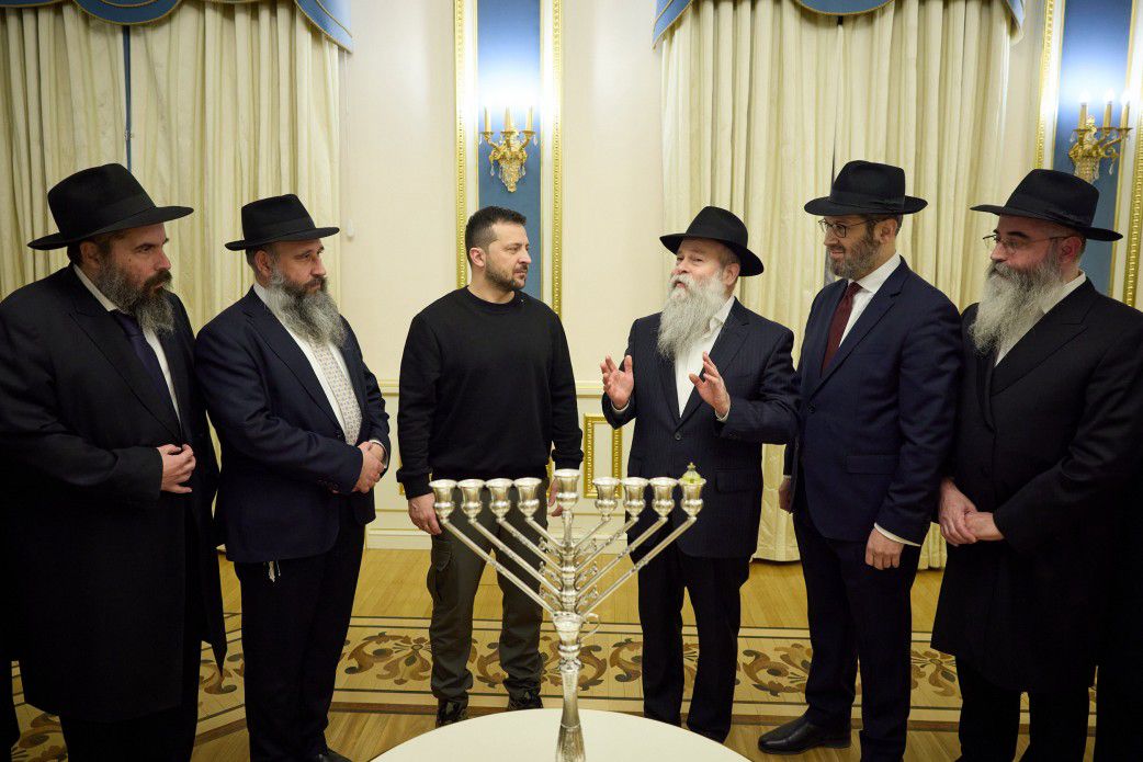 "האור ינצח כאן ובישראל": הדלקת נר ראשון של הנשיא זלנסקי