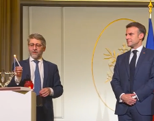 עם הנשיא מקרון: הדלקת נר ראשון של חנוכה בארמון האליזה