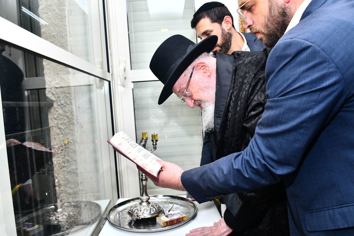 הגרמ"צ ברגמן בהדלקת נרות חנוכה