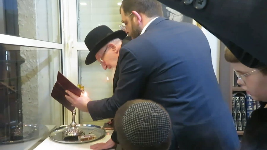 הגרמ"צ ברגמן בהדלקת נר חנוכה
