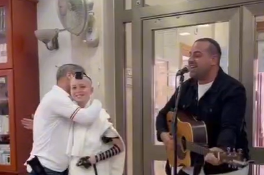 כשהזמר עקיבא הגשים חלום לנער החולה שחגג בר מצווה | צפו