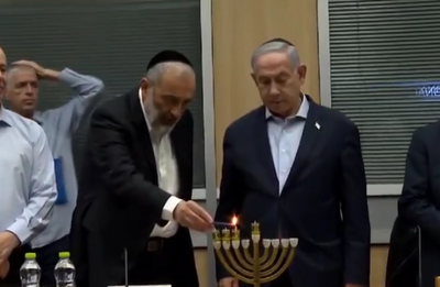 בפתח ישיבת הקבינט: דרעי ונתניהו הדליקו נר חנוכה | תיעוד
