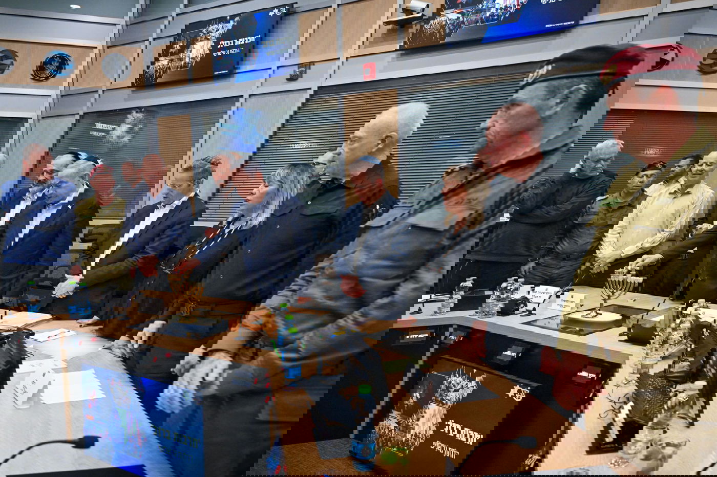 נתניהו ודרעי מדליקים נרות חנוכה 