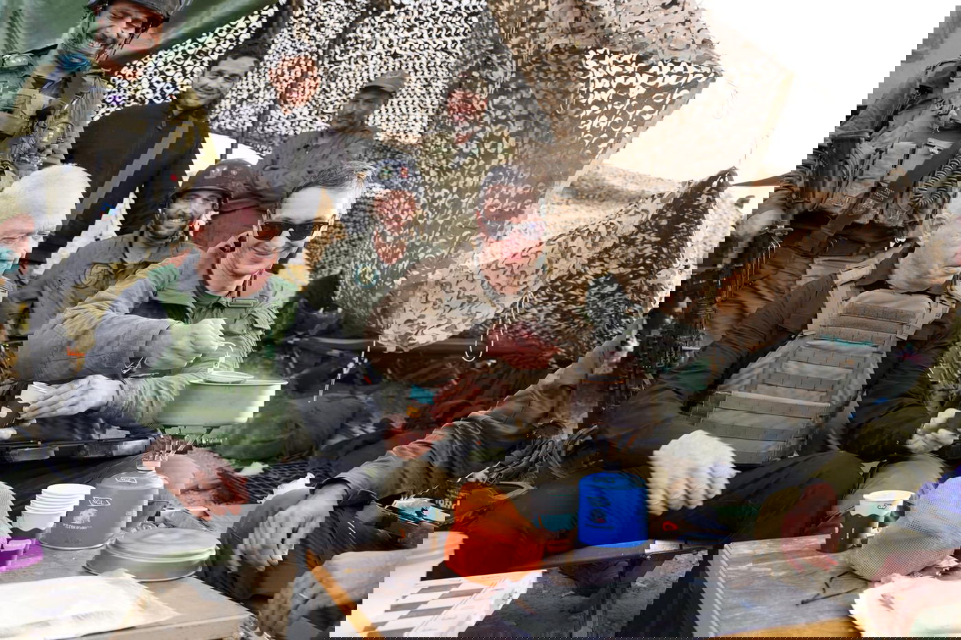 גלנט בקפה עם הלוחמים בעזה 