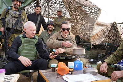 גלנט בקפה עם הלוחמים בעזה 