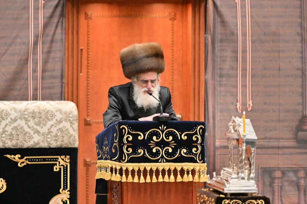 הדלקת נרות חנוכה בויז'ניץ