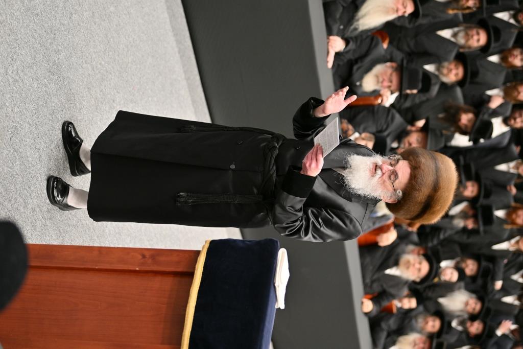 הדלקת נרות חנוכה בויז'ניץ