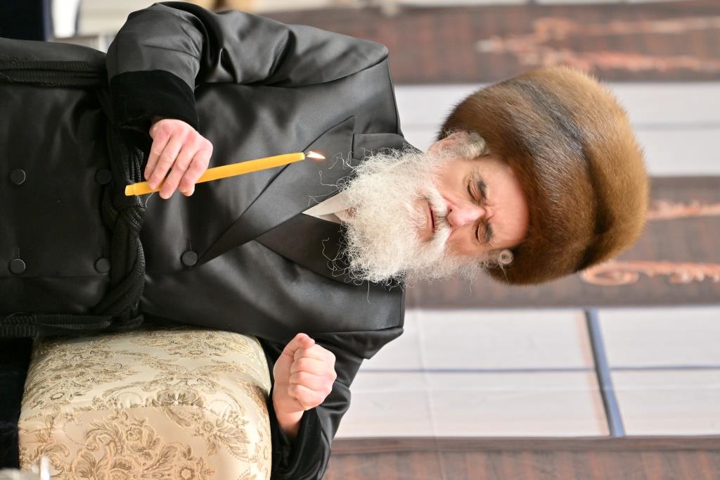 הדלקת נרות חנוכה בויז'ניץ