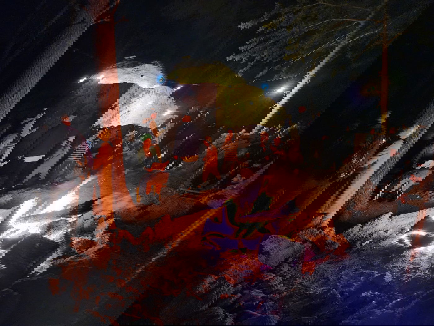 קרוב לחצות הלילה: המונים חגגו בקבר מתתיהו ובניו | כך זה נראה