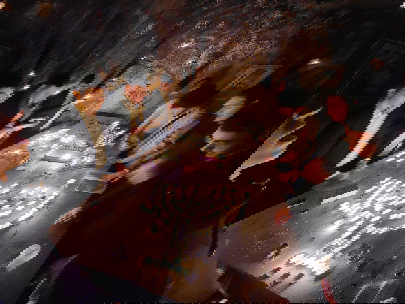 קרוב לחצות הלילה: המונים חגגו בקבר מתתיהו ובניו | כך זה נראה