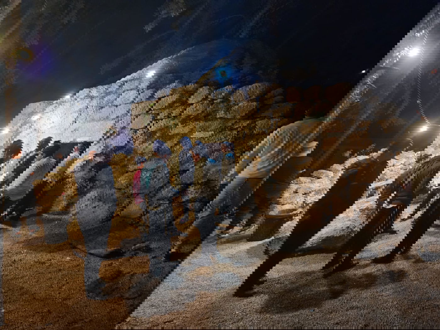 קרוב לחצות הלילה: המונים חגגו בקבר מתתיהו ובניו | כך זה נראה