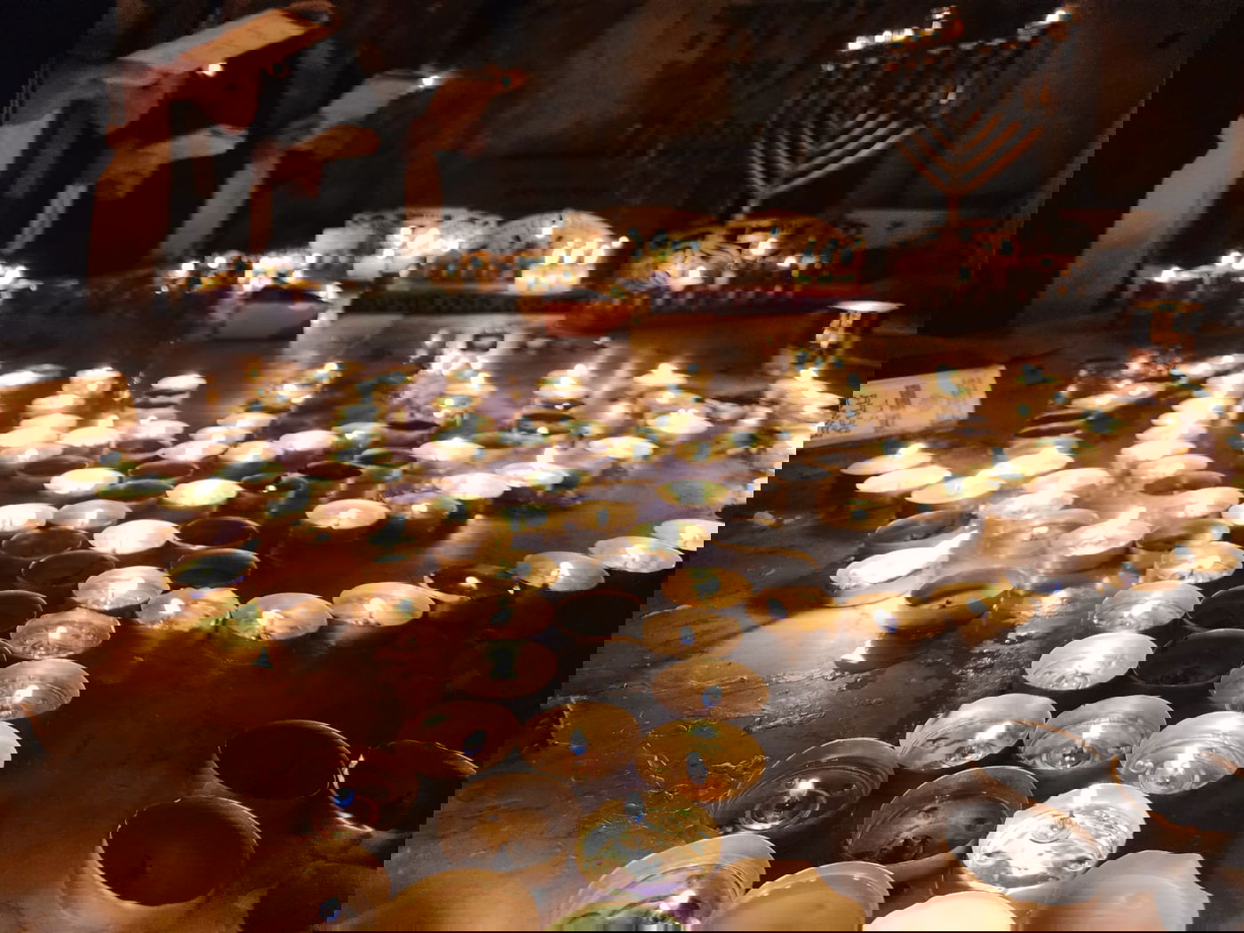 הנרות על המצבה המחודשת בקבר מתתיהו