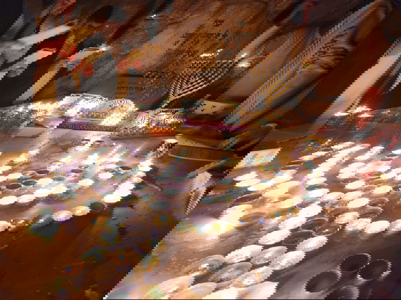 קרוב לחצות הלילה: המונים חגגו בקבר מתתיהו ובניו | כך זה נראה