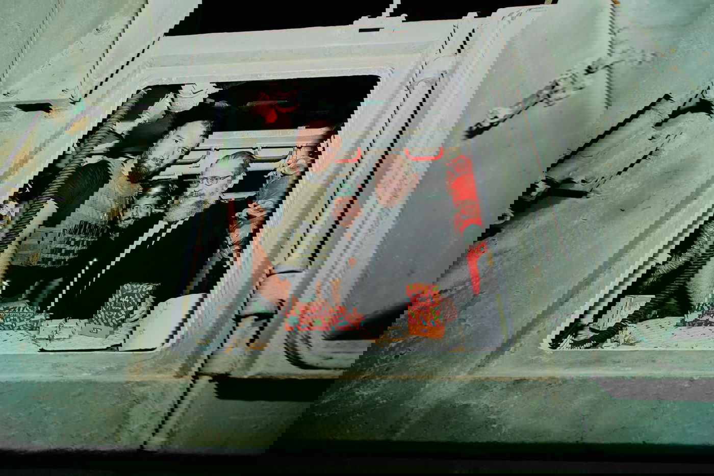 חב"ד מדליקים נרות בבסיסים