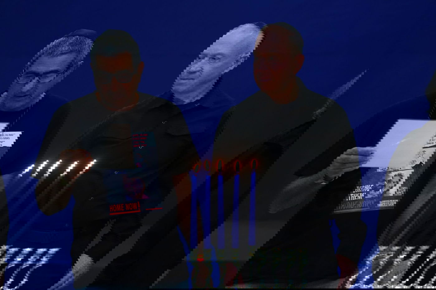 גלנט בהדלקת נרות חנוכה עם משפחות החטופים