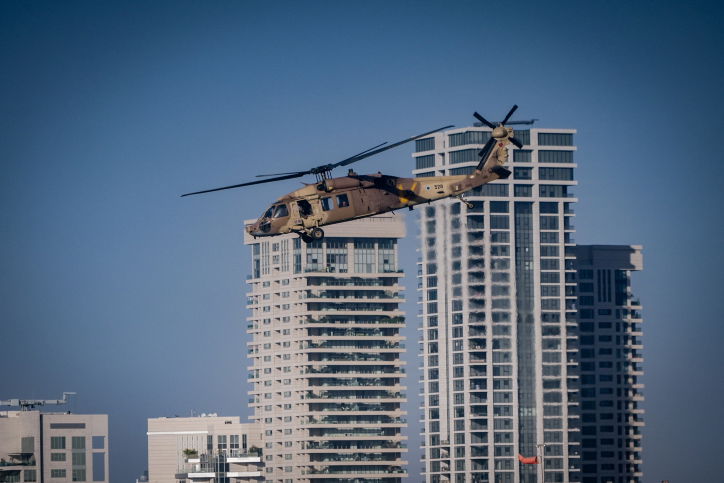 מסוק ובו לוחמים שנפצעו או נפלו בעזה נוחת באיכילוב