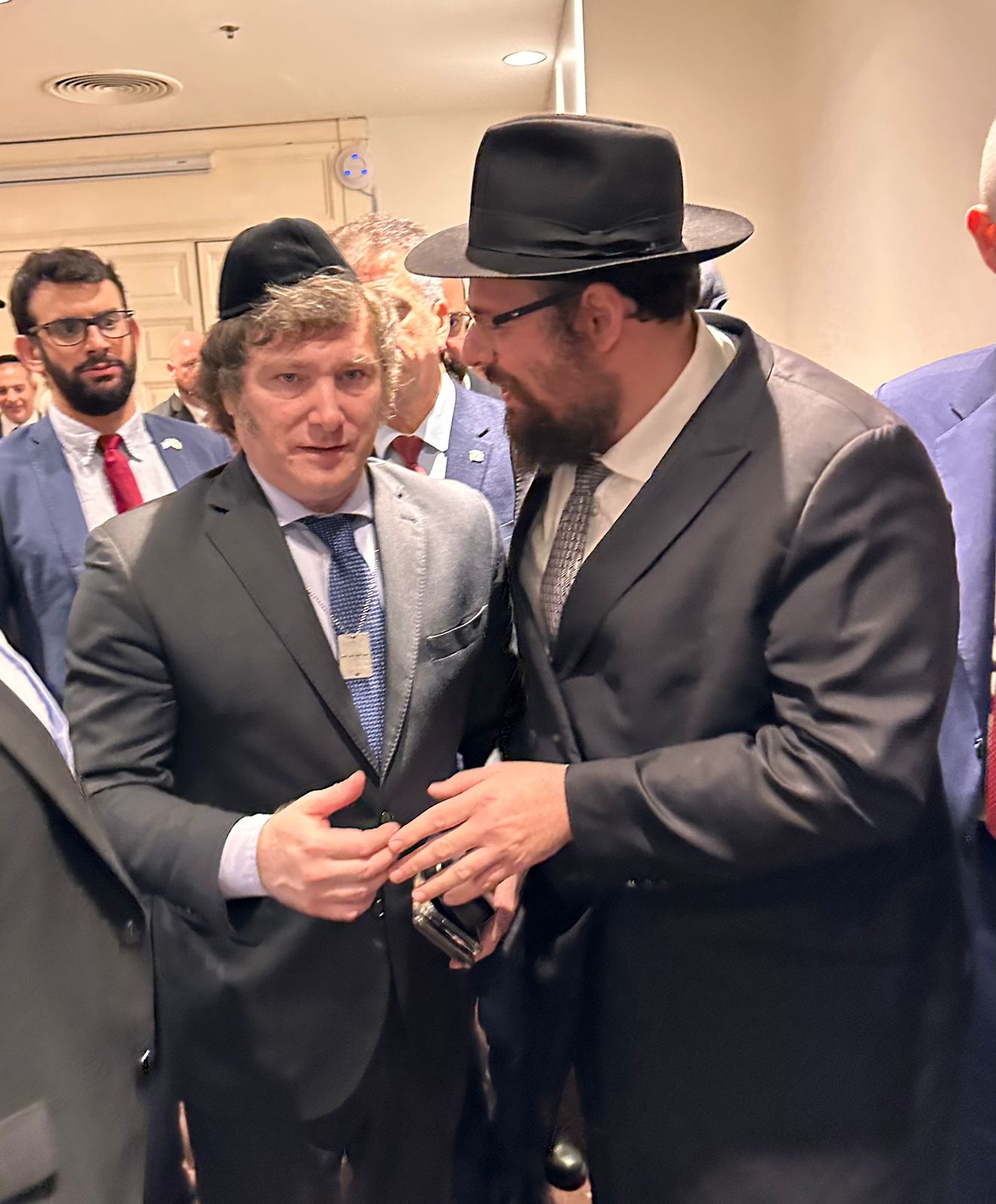 עם כיפה והדלקת הנר: כך פותח מיליי את הנשיאות שלו; ההשבעה - היום