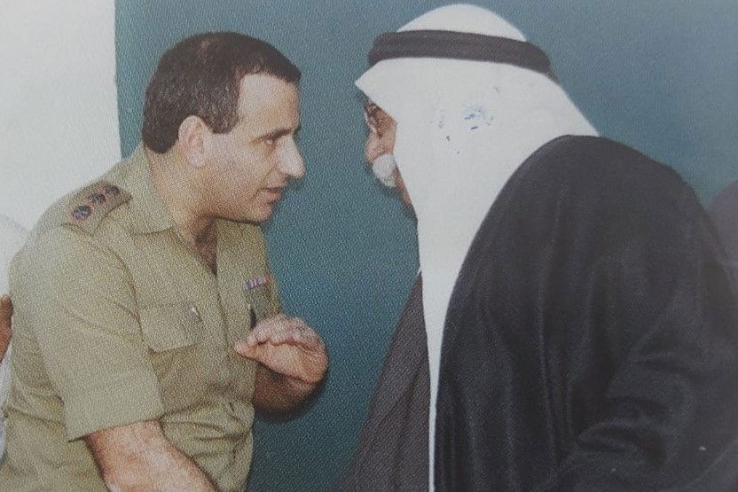 אלוף משנה דוד חכם עם המוכתר אבוחצירא בעזה