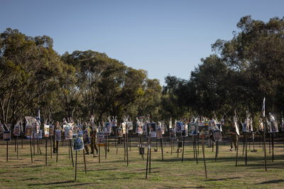 תמונות הנרצחים במקום בו נערכה המסיבה