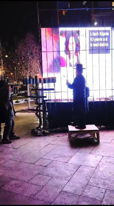 הרב זלצמן מדליק נרות אמש במולדובה