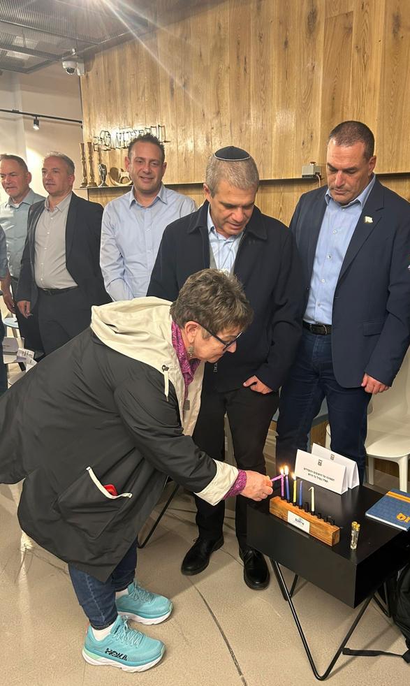 יוסי שלי עם משפחות החטופים