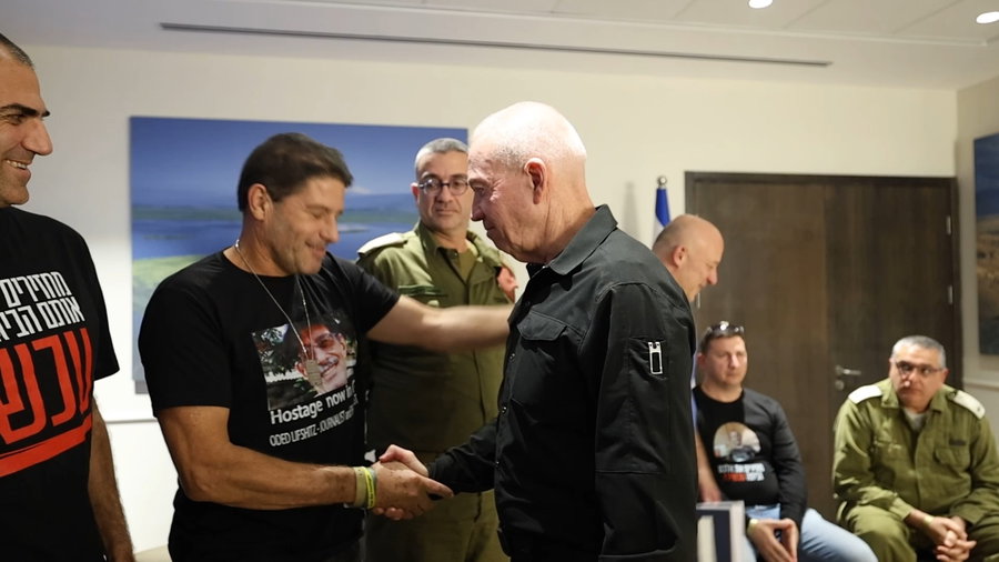 שר הביטחון בהדלקת נרות חנוכה עם משפחות חטופים