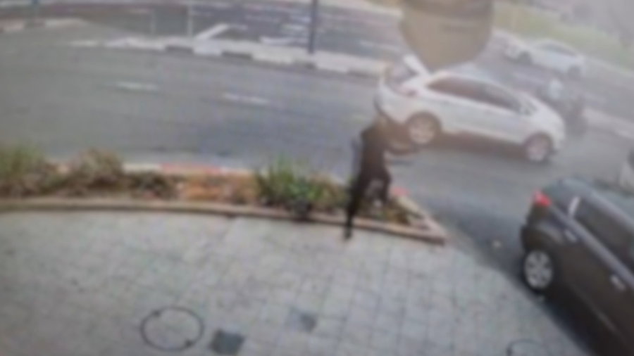 הגנב בורח אל רכב המילוט