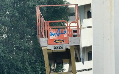 מי מתנכל לחב"ד תל אביב? גרפיטי 'פלסטין' רוסס על מנוף החנוכייה