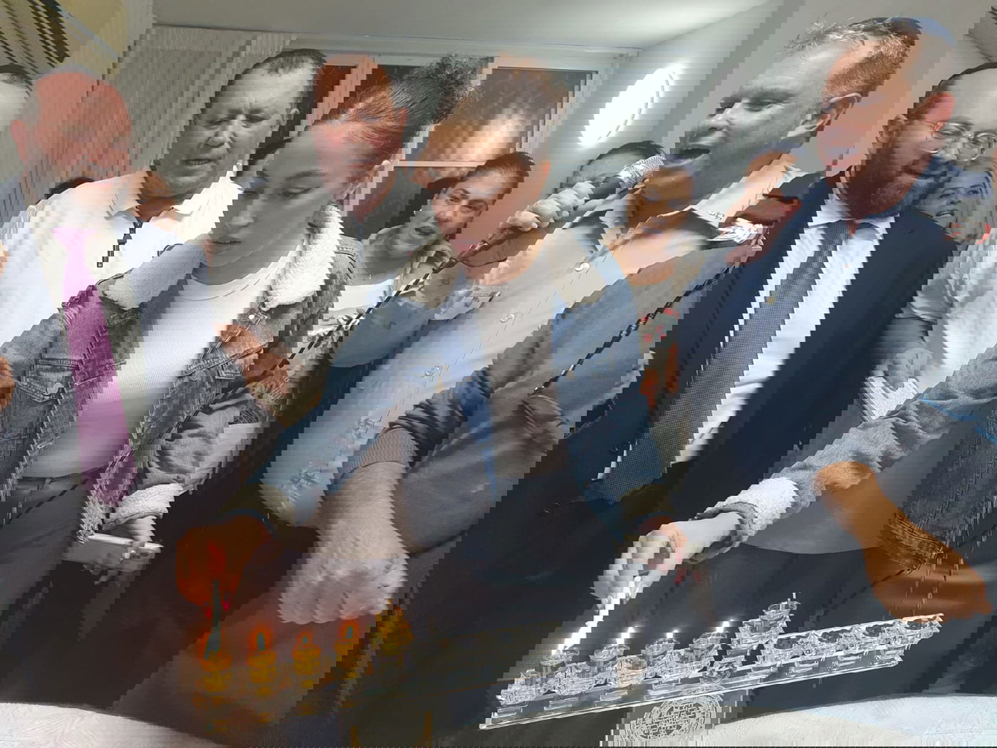 אורי מגידיש הדליקה נרות חנוכה והשתתפה בכתיבת ס"ת שיוכנס לבארי | צפו