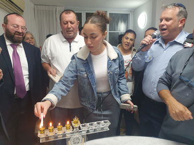 אורי מגידיש הדליקה נרות חנוכה והשתתפה בכתיבת ס"ת שיוכנס לבארי | צפו