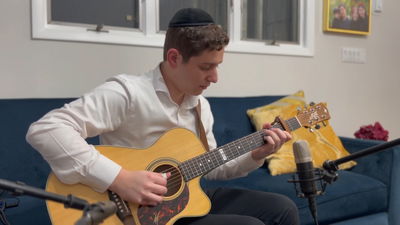 כוכב הגיטרה הצעיר בביצוע מרהיב לחנוכה: "יוונים"