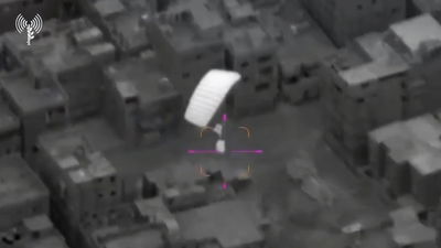 צפו: 7 טון סיוע מוצנח ללוחמים בחאן יונס במבצע מיוחד