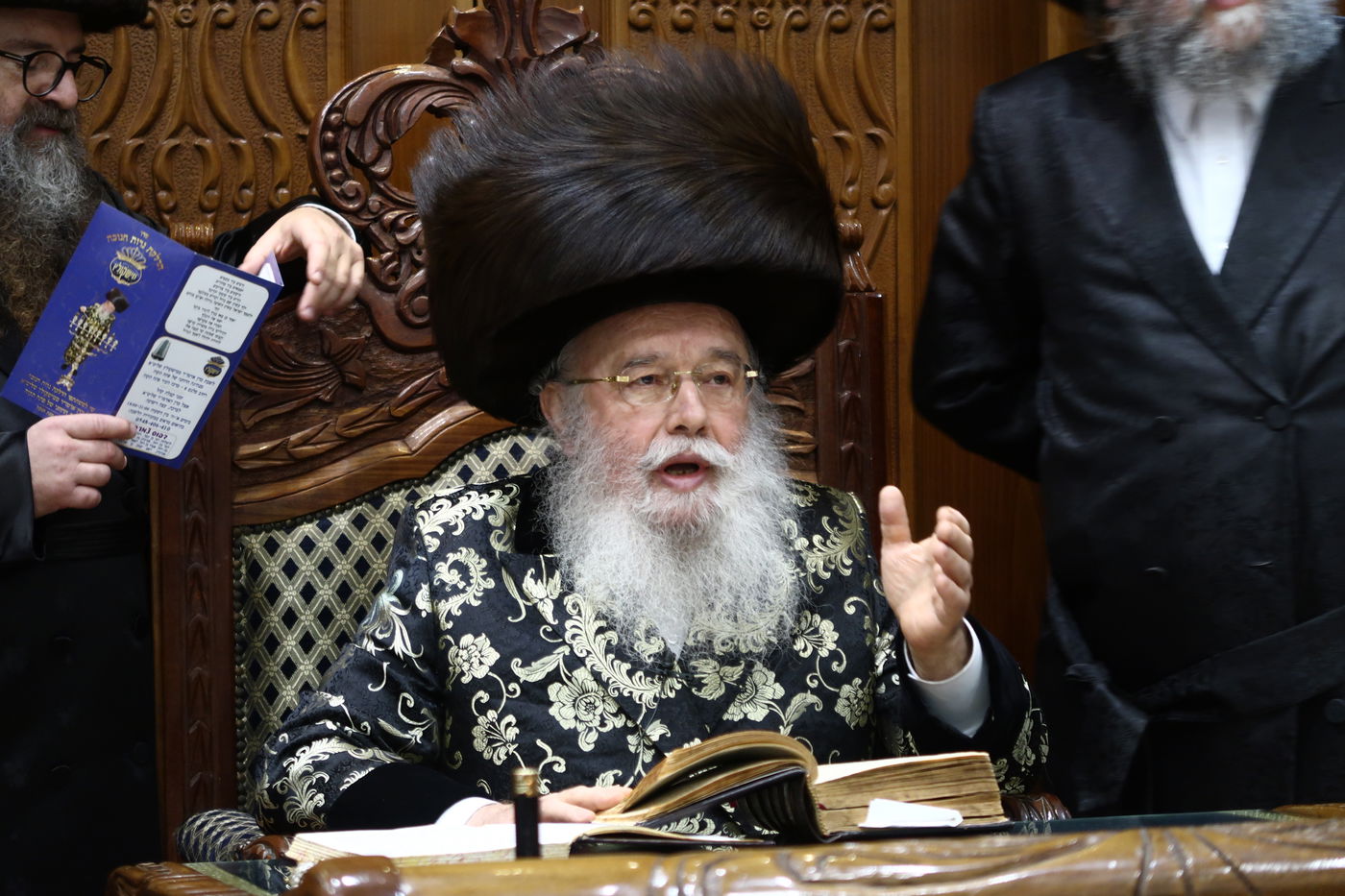 אלפים בהדלקת נרות חנוכה אצל האדמו"ר ממישקולץ • צפו