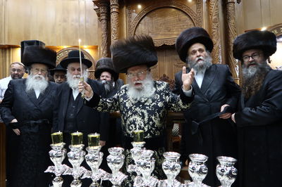 האדמו"ר ממישקולץ בהדלקתנרות חנוכה