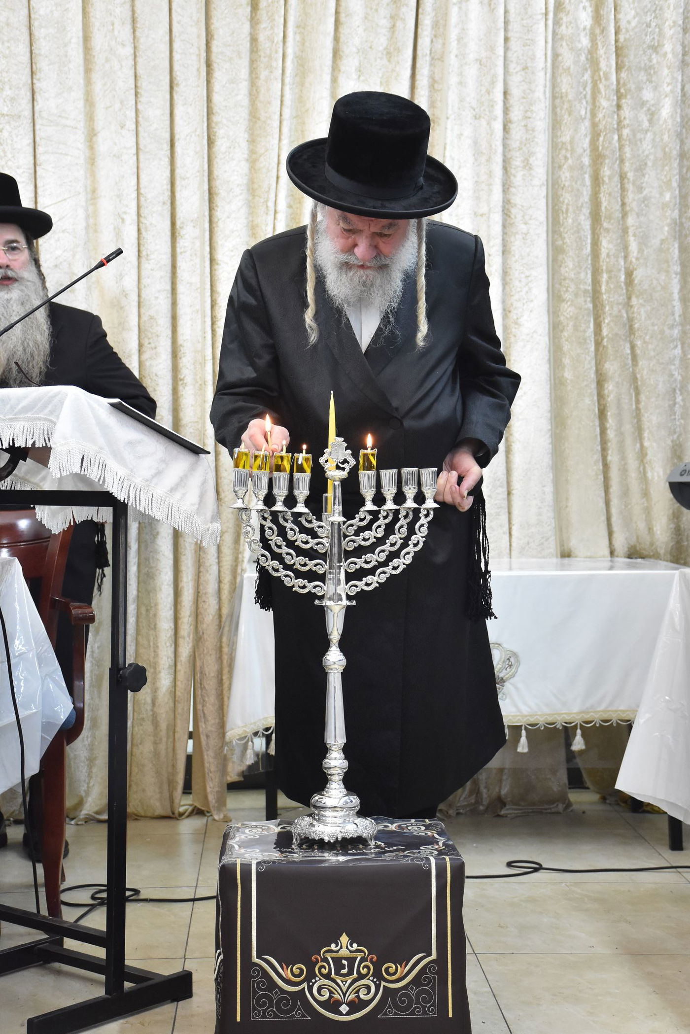 הדלקת נרות חנוכה בחצר הקודש אשלג