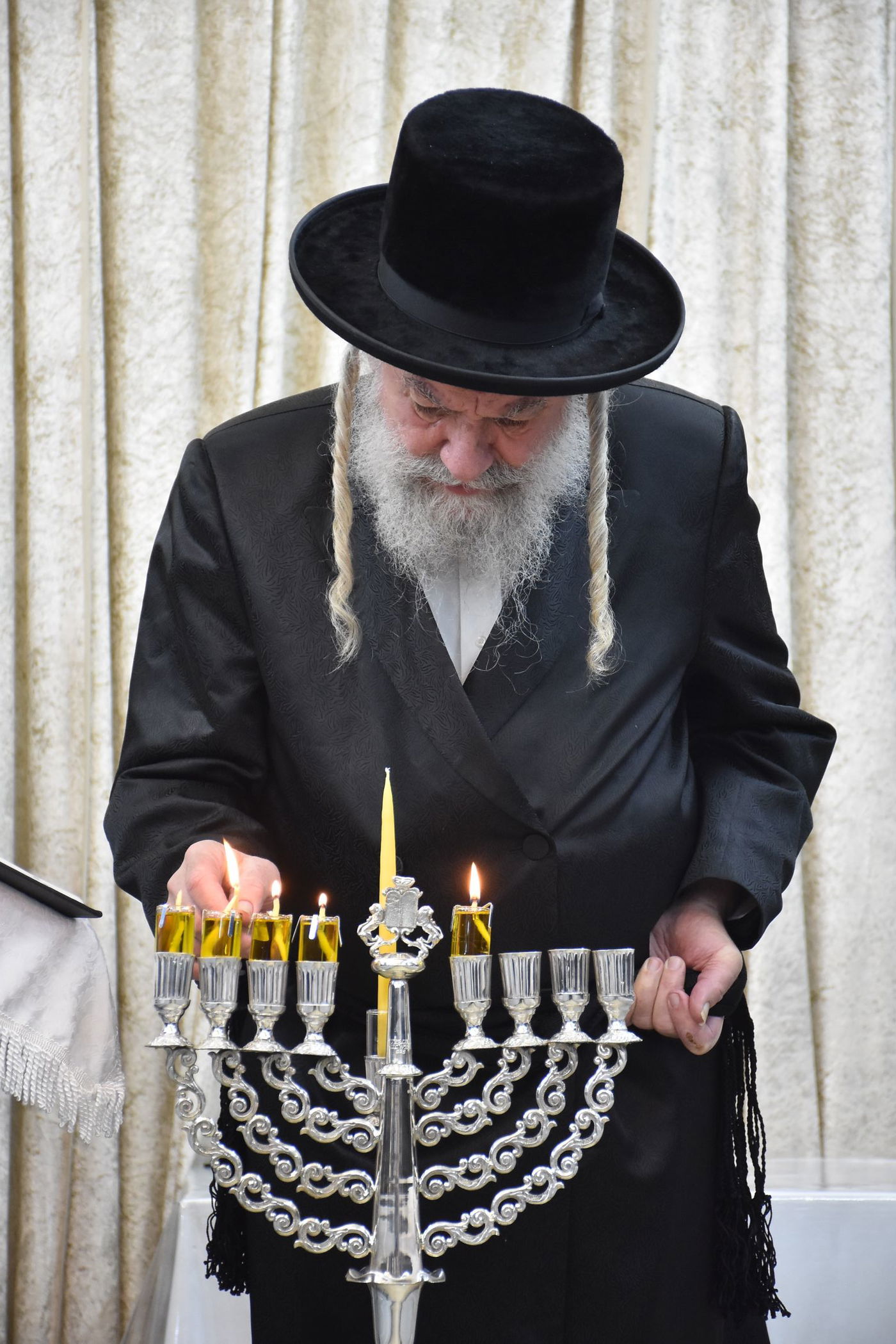 הדלקת נרות חנוכה בחצר הקודש אשלג