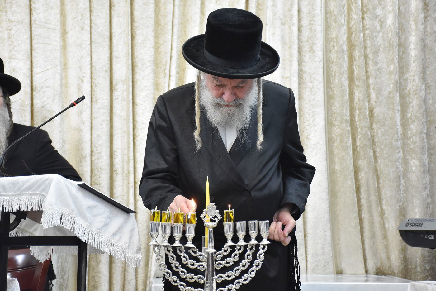 הדלקת נרות חנוכה בחצר הקודש אשלג