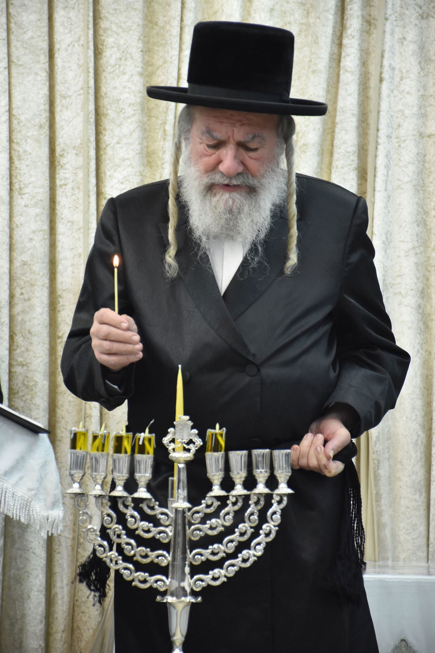 הדלקת נרות חנוכה בחצר הקודש אשלג