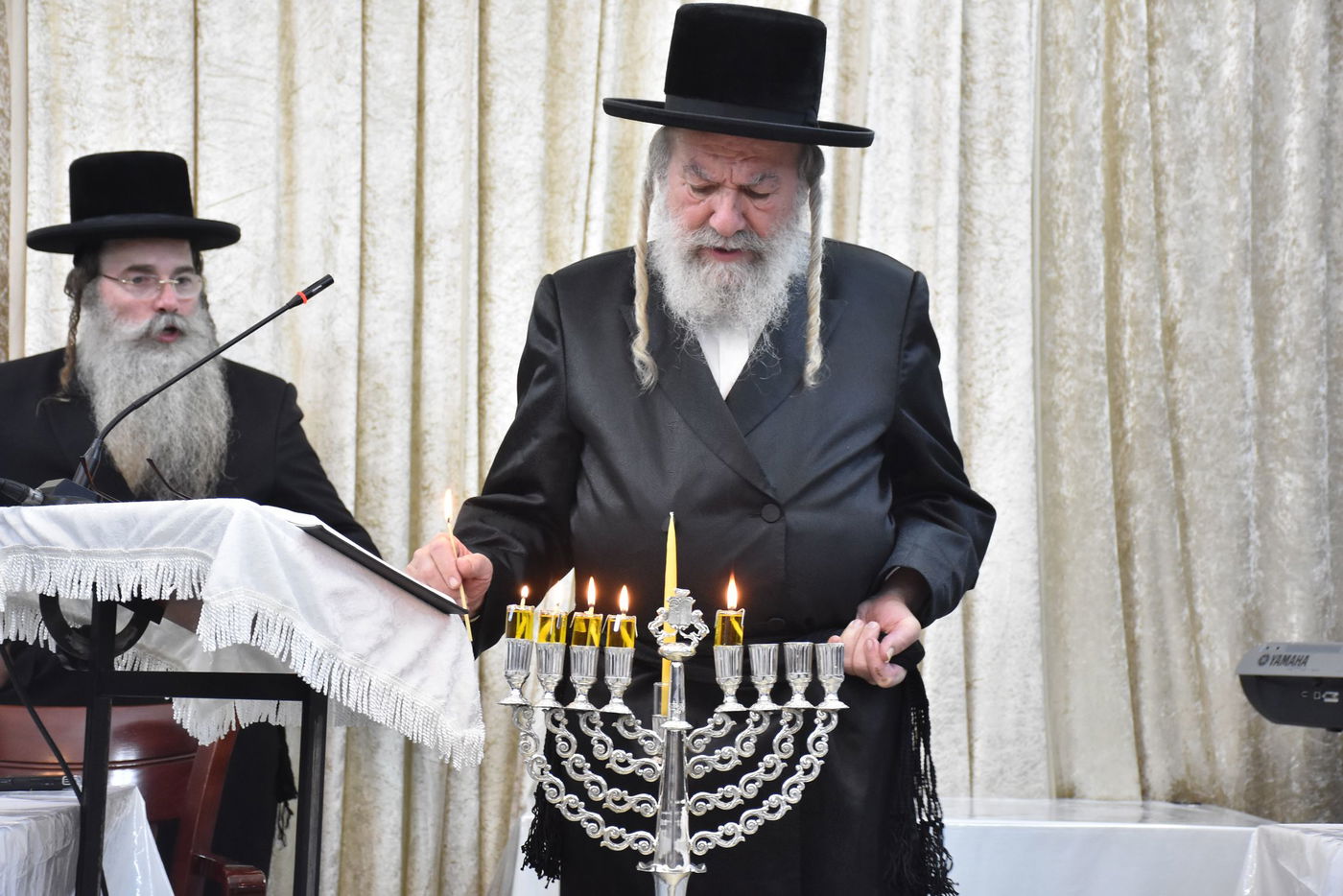 הדלקת נרות חנוכה בחצר הקודש אשלג