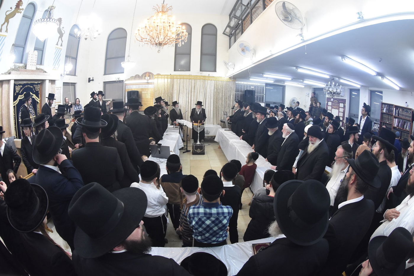 הדלקת נרות חנוכה בחצר הקודש אשלג