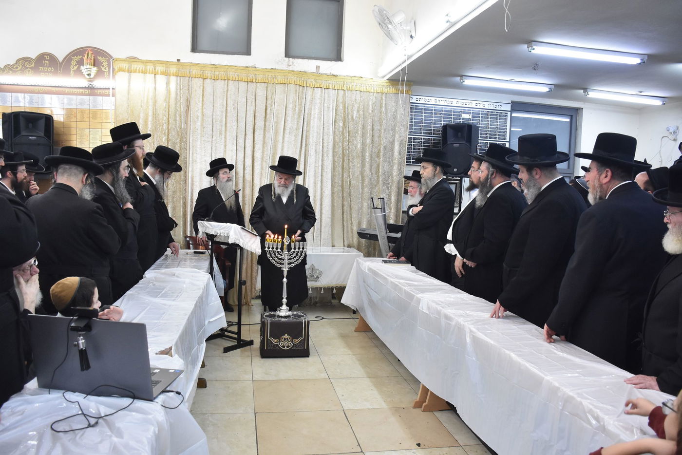 הדלקת נרות חנוכה בחצר הקודש אשלג