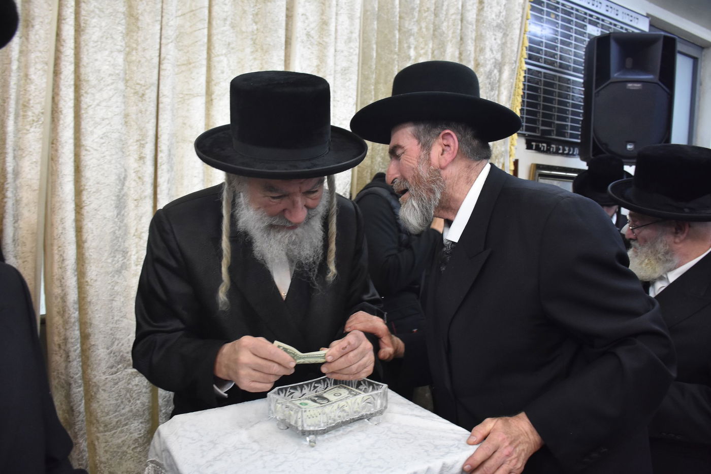 הדלקת נרות חנוכה בחצר הקודש אשלג