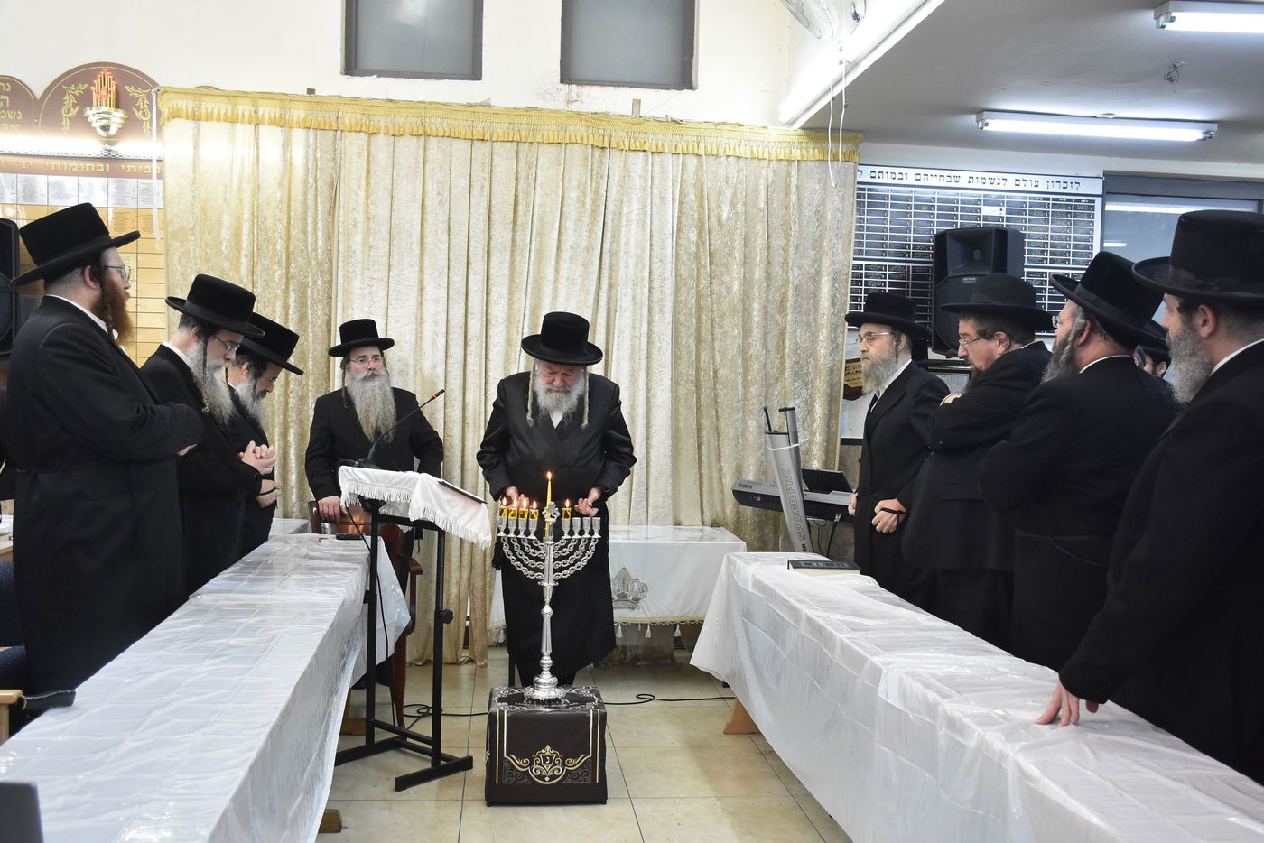 הדלקת נרות חנוכה בחצר הקודש אשלג