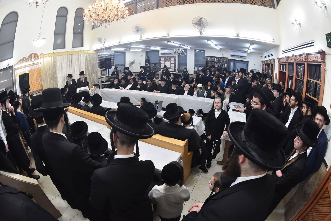 הדלקת נרות חנוכה בחצר הקודש אשלג