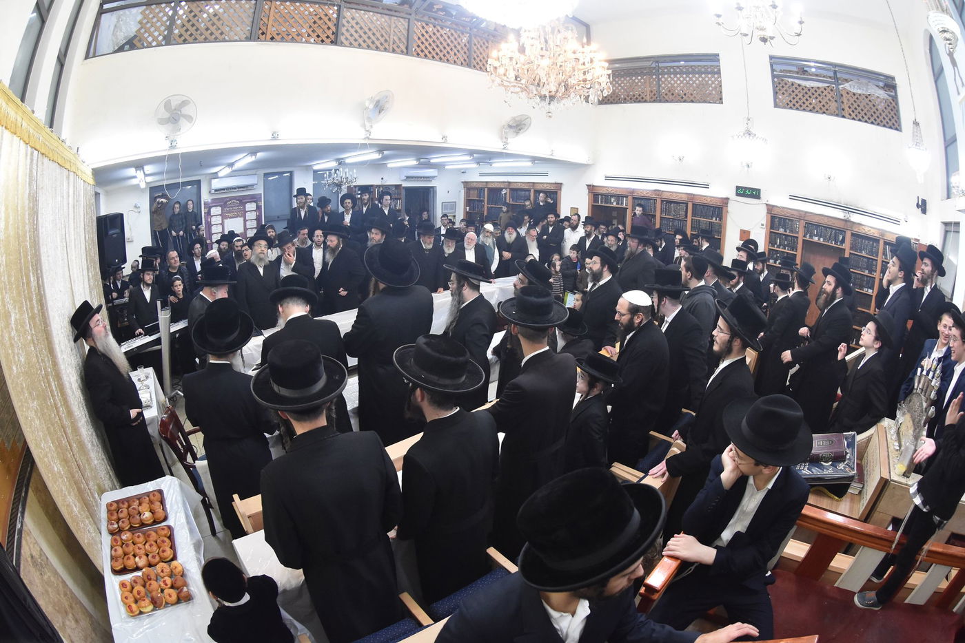 הדלקת נרות חנוכה בחצר הקודש אשלג