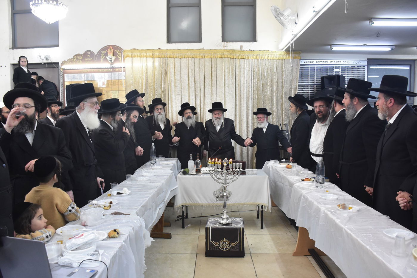 הדלקת נרות חנוכה בחצר הקודש אשלג