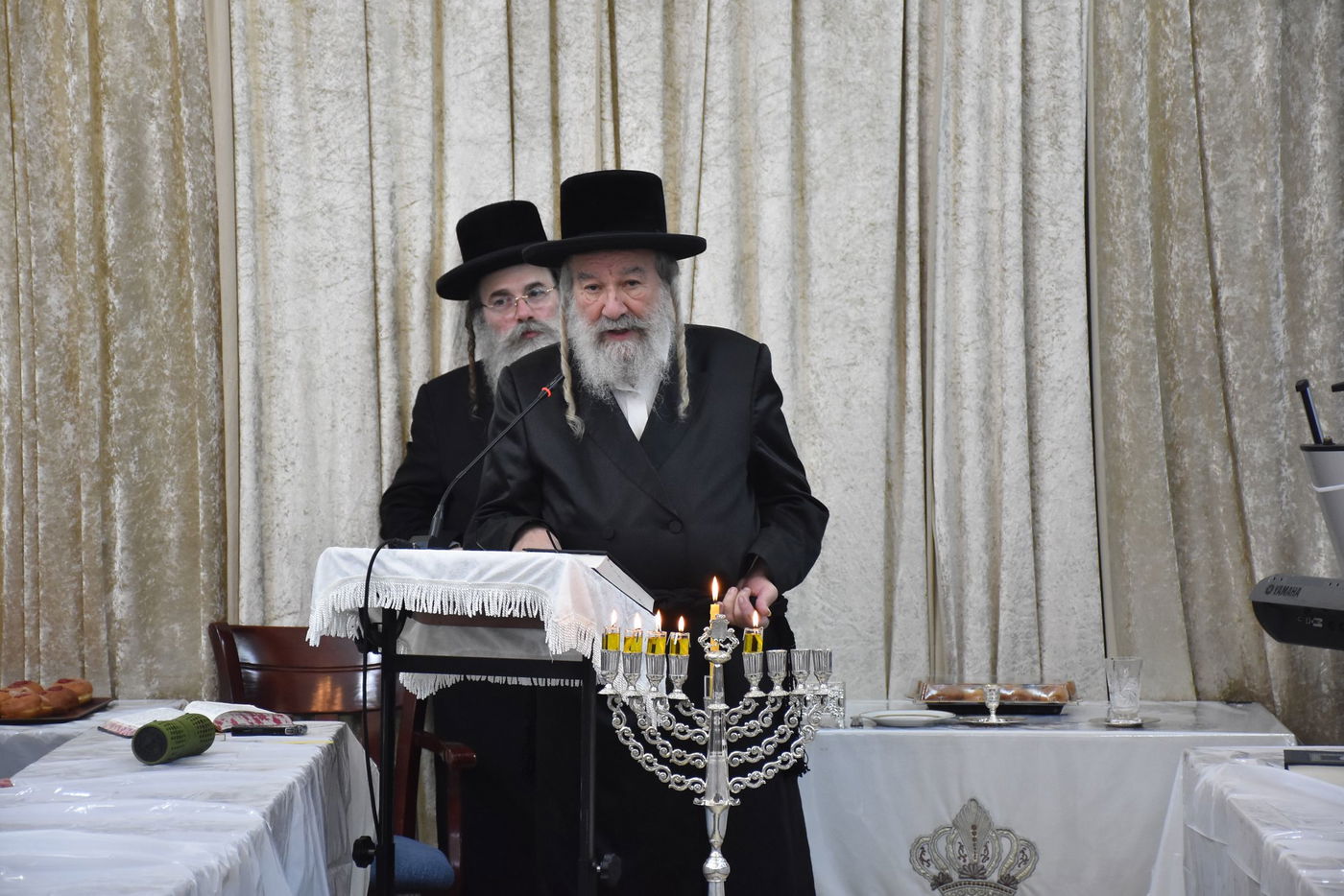 הדלקת נרות חנוכה בחצר הקודש אשלג